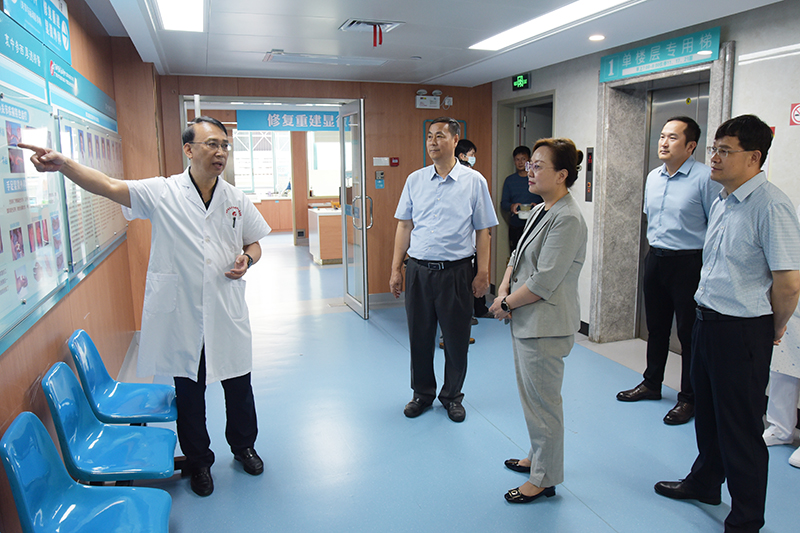 4参观修复重建显微外科.jpg 4参观修复重建显微外科.jpg