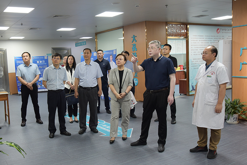 3参观射波刀治疗中心.jpg 3参观射波刀治疗中心.jpg