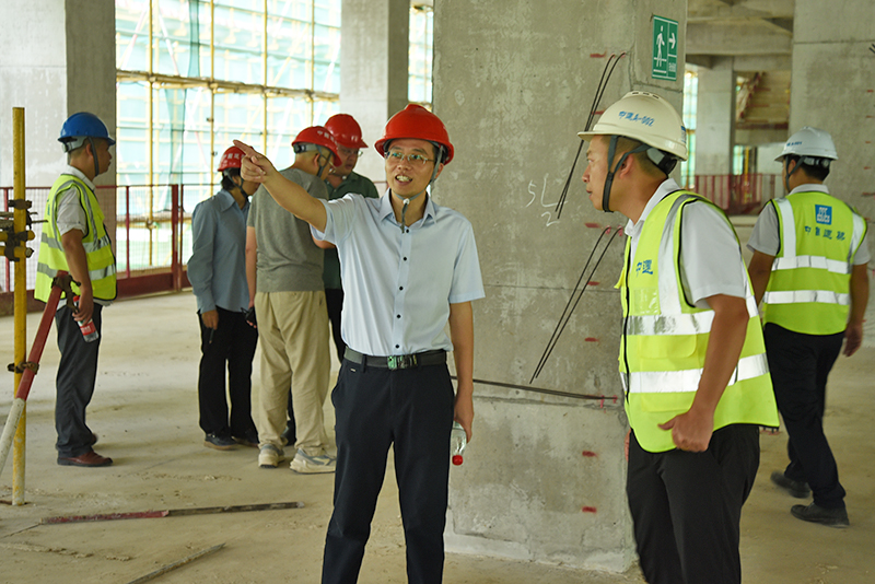3在施工现场检查指导.jpg
