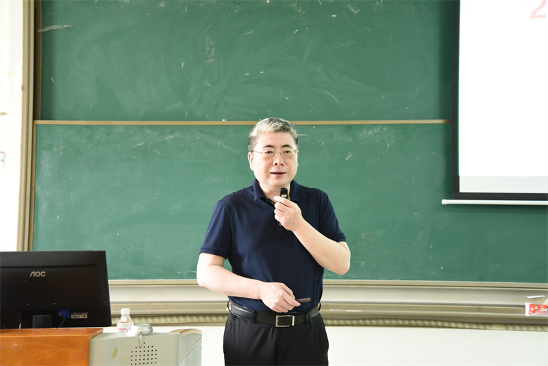 点亮思想灯塔，照亮成长之路——我院领导班子给联系班级上思想政治课