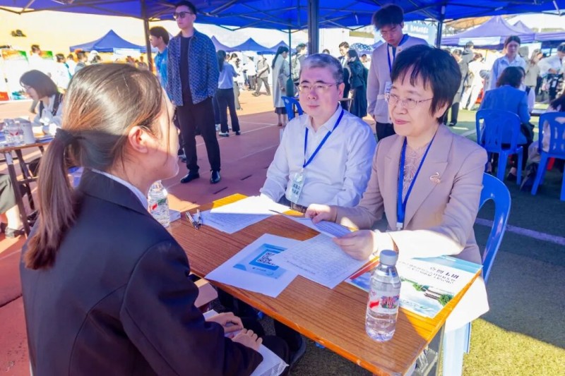 院领导带队参加广西2026届医药健康产业类高校毕业生就业双选会
