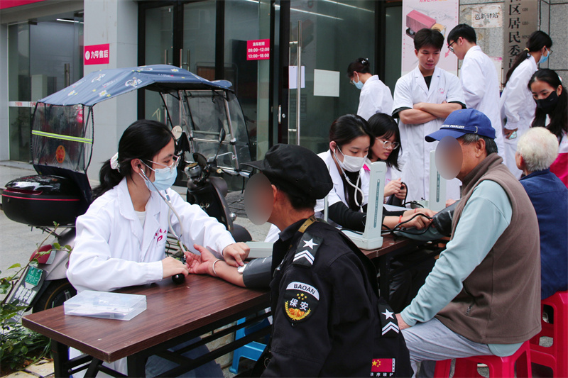 瑞康临床医学院“健康服务进社区，关爱行动暖万家”义诊活动圆满结束