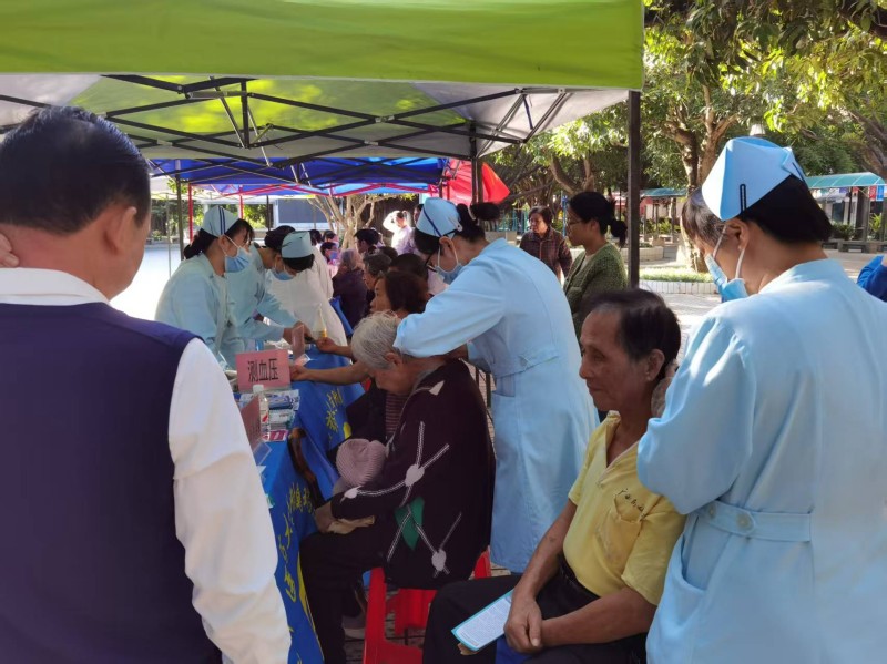 中医药文化进校园——我院走进广西民族大学开展健康义诊活动