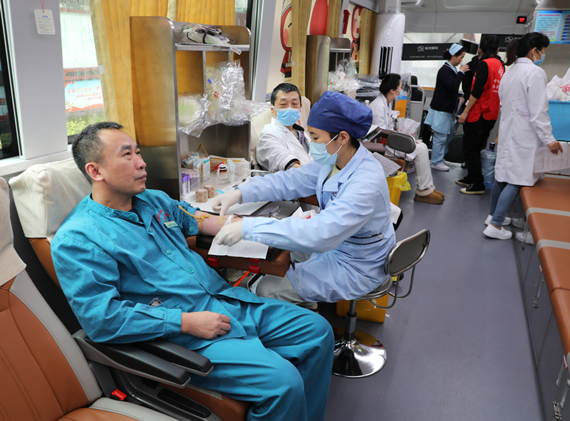 医者仁心，热血传承——我院开展2025年干部职工无偿献血活动
