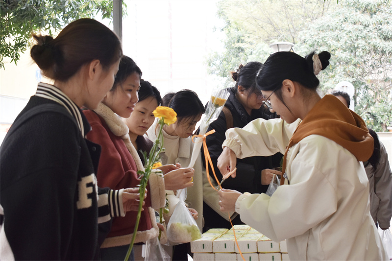 瑞康临床医学院团总支学生会举办“花香三月，欢庆佳节”主题活动