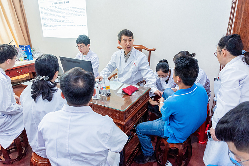 弘扬经方医学，再掀学术热潮——许家栋教授到我院开展经方学术活动