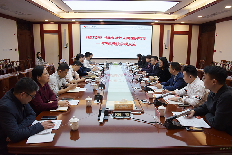 4座谈会上.jpg 4座谈会上.jpg