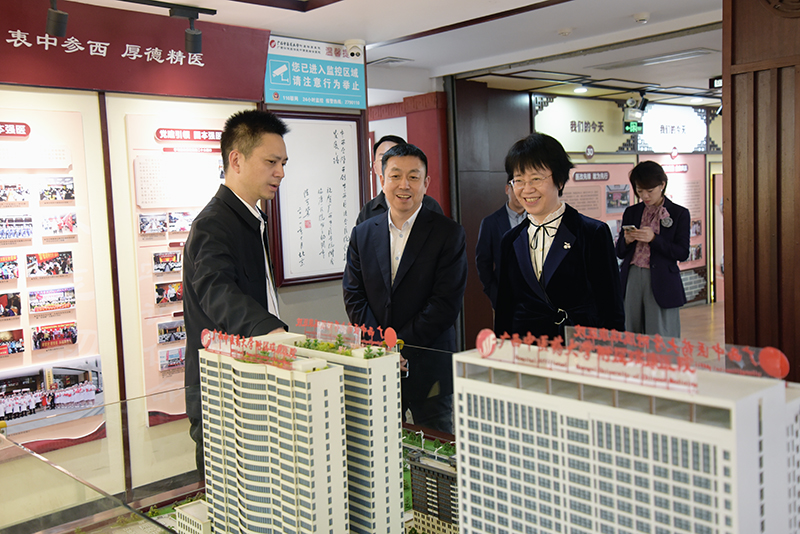 22参观院史馆.jpg 22参观院史馆.jpg