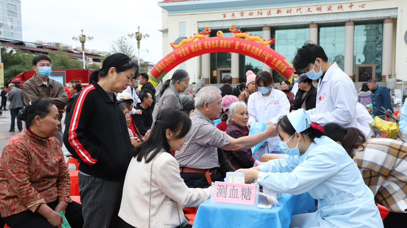 田阳院区开展“学雷锋 做志愿 服务改革建新功”志愿服务月健康义诊活动