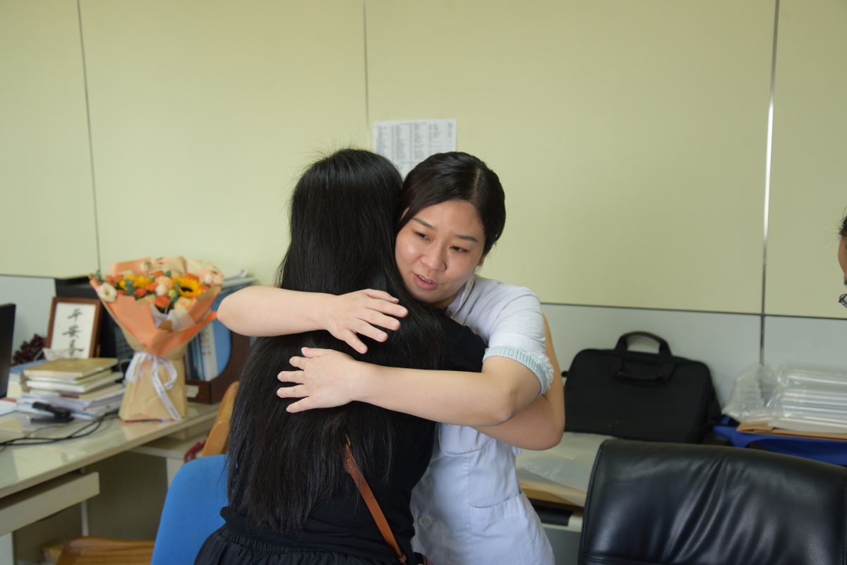 【南国早报】女子突然倒地猝死！他们，生死时速抢回一条命