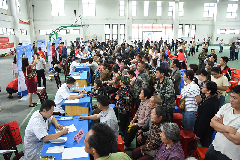 我院赴都安县高岭镇开展“助推乡村振兴 义诊走进基层”大型义诊活动