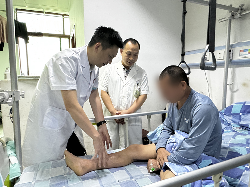 端午粽香飘 中医惠民生——我院国医大师韦贵康教授团队到宾阳县开展“名中医八桂行”活动