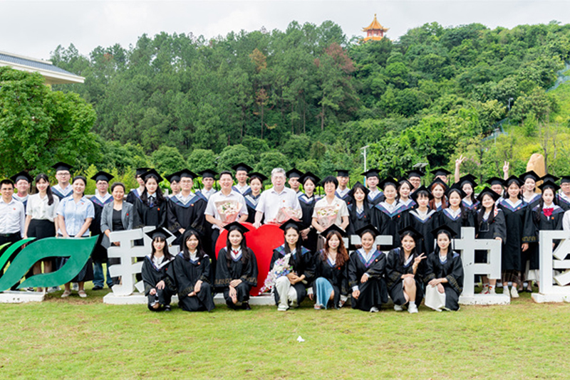 瑞康临床医学院举行毕业合影暨感恩献花仪式