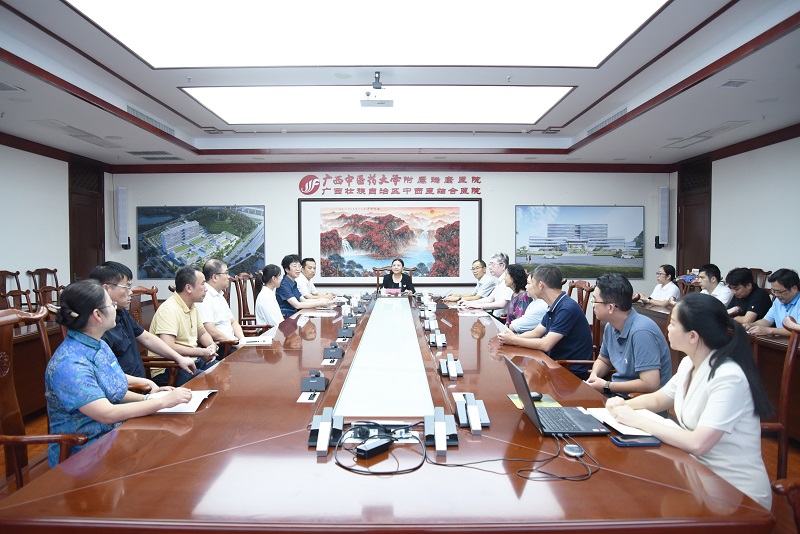 姚春校长到附属瑞康医院慰问教师