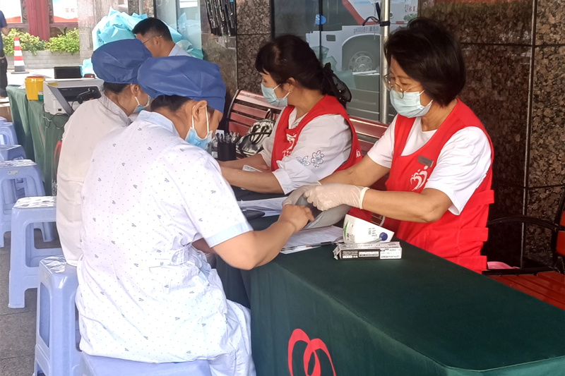 医者仁心，热血传承——我院组织职工开展2025年秋季无偿献血活动