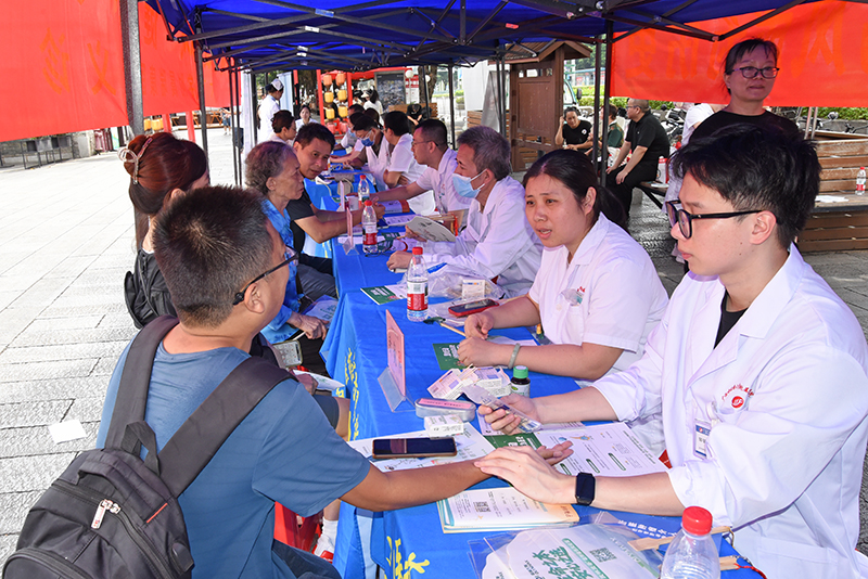 预防破伤风 健康共行动——我院在南宁市三街两巷开展破伤风日科普义诊活动