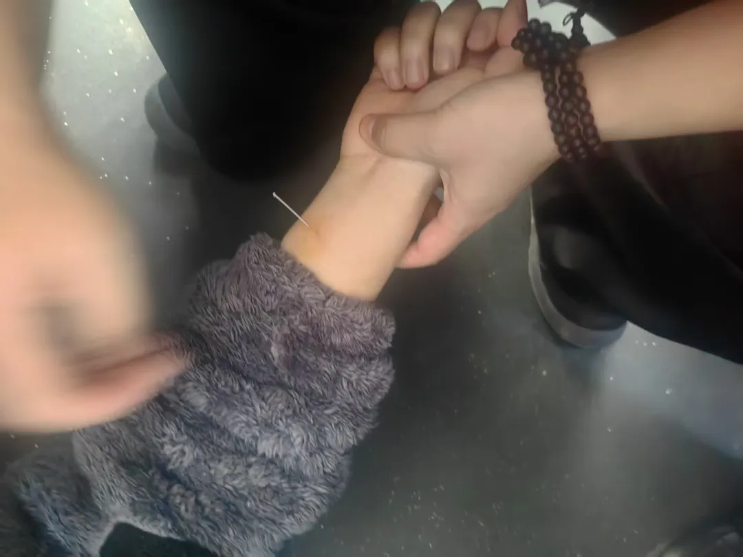 昨日！瑞康医院医师列车救人的关键一招！突发心悸头晕，按对穴位或许能救命