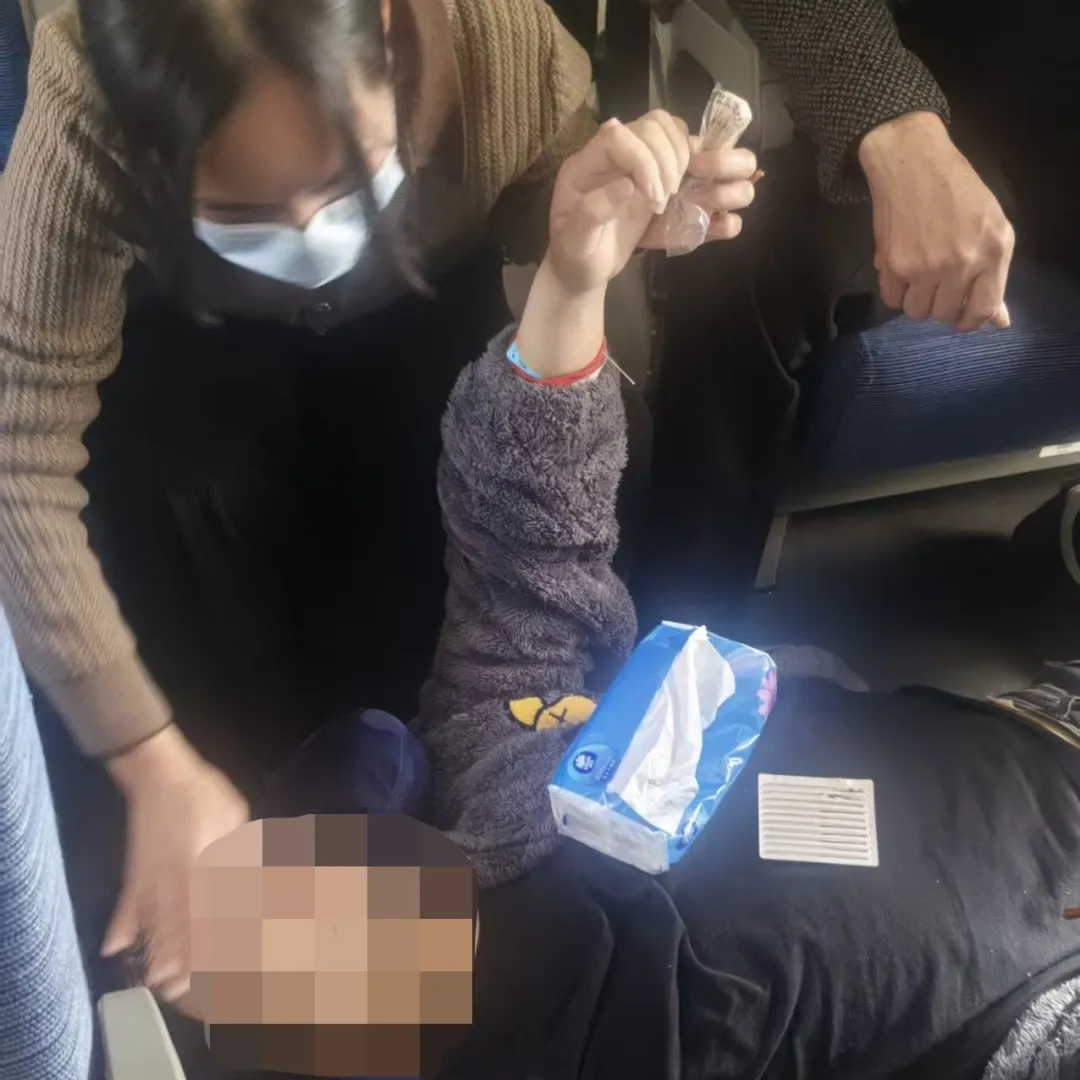 刚刚！南宁→成都列车上，男子突发凶险心律失常瘫倒！她们银针一扎力挽狂澜